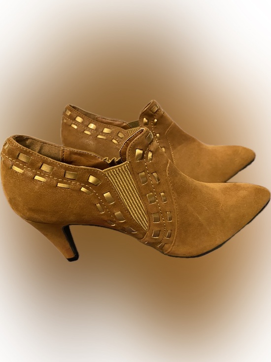 Bellirii Shoes - Pointed Suede Ankle Booties with Decorative Cutouts in Tan